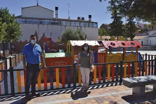 El concejal de Obras, Antonio Poveda, y la alcaldesa de Peñaranda, Carmen Ávila, en el parque infantil de la Huerta