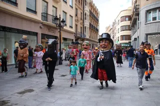 Charangas y cabezudos por el centro