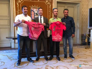 Santi Blanco (derecha) en una presentación de la Vuelta Ciclista a Salamanca en el Ayuntamiento