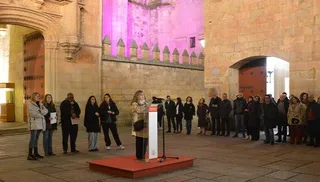 La Universidad de Salamanca ilumina la fachada de las Escuelas Mayores