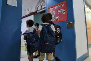 Imagen de archivo de niños entrando en una clase