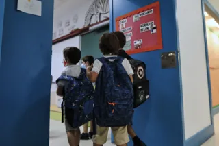 Imagen de archivo de niños entrando en una clase