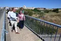 El alcalde de Ciudad Rodrigo junto a los diputados nacionales, en uno de los puentes sobre la autovía.