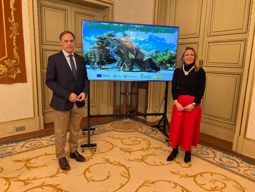 El alcalde de Salamanca, Carlos García Carbayo junto con la concejala de Medio Ambiente, María José Coca presentando la renaturalización del parque Würzburg