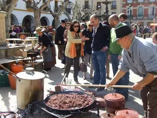 Cientos de personas disfrutan en la Plaza del Buen Alcalde de la Feria de Botijeros