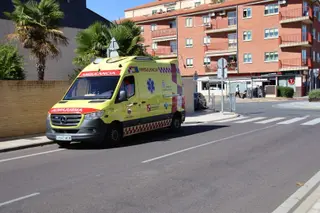 GALERÍA | Una joven herida tras salirse de la vía y chocar contra una valla en Santa Marta
