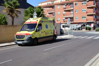 GALERÍA | Una joven herida tras salirse de la vía y chocar contra una valla en Santa Marta