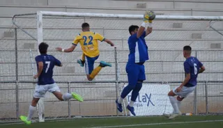 Pepo atrapa un balón ante el Real Salamanca Monterrey | FOTO SALAMANCA24HORAS.COM