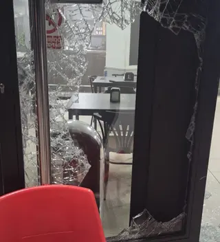 Roban en un restaurante del área de servicio junto al Recinto Ferial usando el método de la alcantarilla