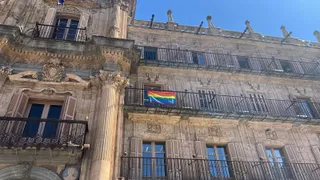 Bandera del Orgullo en uno de los balcones del Ayuntamiento de Salamanca