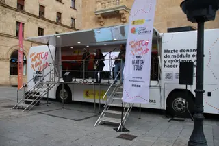 Autobús y actividades para incentivar la donación de médula