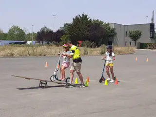 Bicis y patinetes junto a la Escuela Ciclista Moisés Dueñas