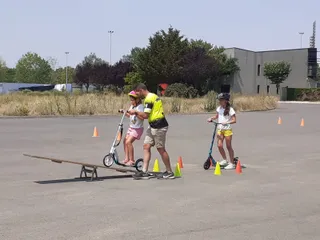 Bicis y patinetes junto a la Escuela Ciclista Moisés Dueñas