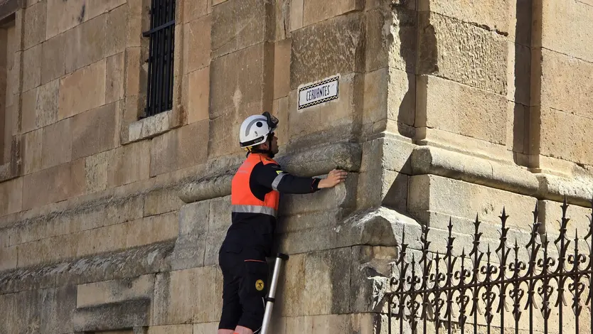 La caída de una piedra de la fachada de la Universidad Pontificia moviliza a los bomberos de Salamanca - Andrea Mateos