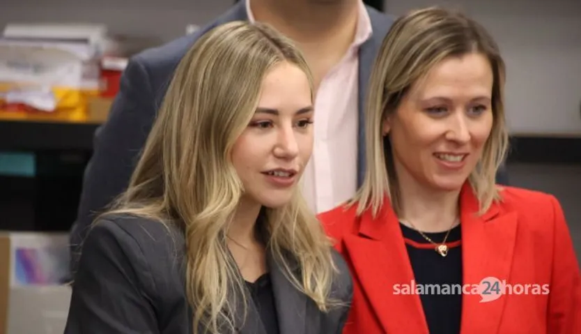 El presidente del PP de Salamanca, Carlos García Carbayo, y la vicesecretaria de Movilización y Reto Digital del Partido Popular, Noelia Núñez, atienden a los medios de comunicación antes de realizar una visita al Centro de Internet de las Cosas e Inteligencia Artificial
