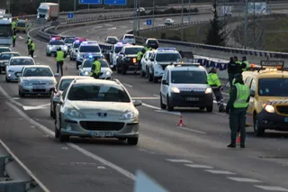 Colapso en la A 66 tras el vuelco de un camión que transportaba hélices de molino (1)