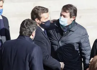 Mañueco saluda a Pablo Casado en el acto conmemorativo con motivo del Día de la Constitución Española