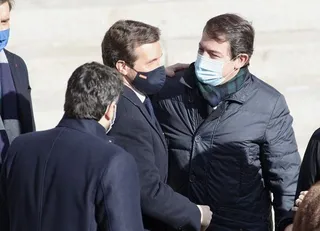Mañueco saluda a Pablo Casado en el acto conmemorativo con motivo del Día de la Constitución Española