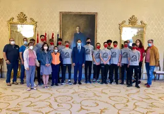 Equipo infantil del CB Tormes en el Ayuntamiento