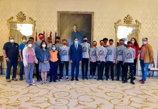 Equipo infantil del CB Tormes en el Ayuntamiento