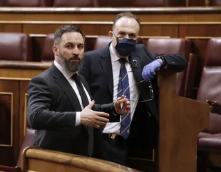 El líder de Vox, Santiago Abascal (izda), sale del hemiciclo tras el pleno del Congreso