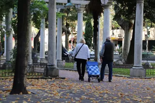 Ciudadanos en el Paseo de las Carmelitas en otoño