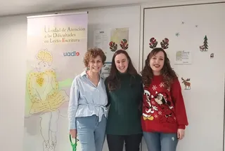 Mercedes I. Rueda, directora de la UADLE, junto a dos colaboradoras