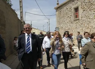 Santiago Fraile, a la izquierda de la imagen, durante una procesión en Doñinos | ARCHIVO