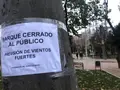 Cartel de cierre de parques por rachas de viento. Foto de archivo
