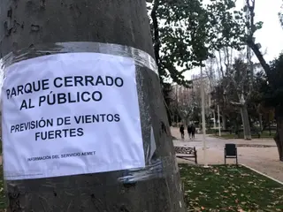 Cartel de cierre de parques por rachas de viento. Foto de archivo