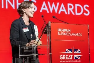 Ana Castro recoge el Premio de la Embajada Británica al IRNASA CSIC (2)