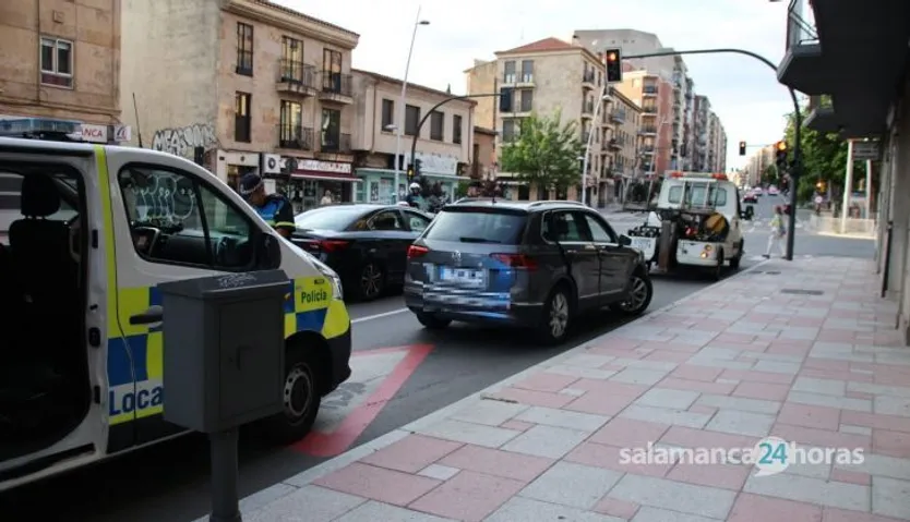 Un coche impacta y derriba un contenedor en el paseo de Canalejas (7)