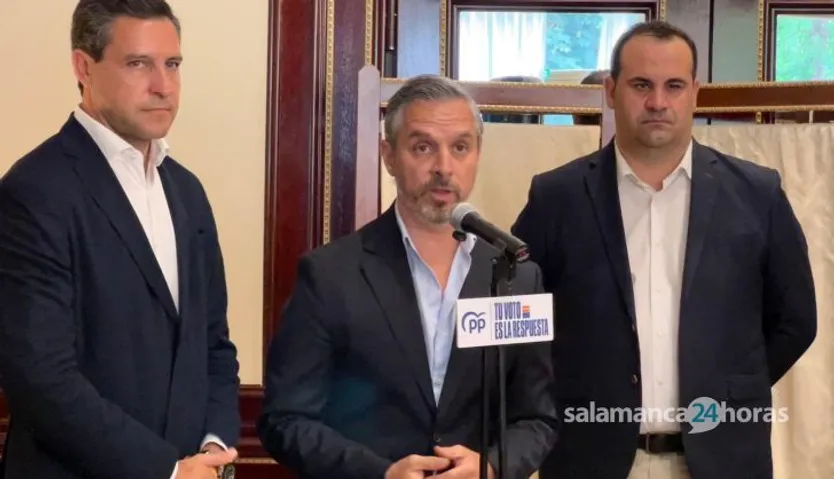 El secretario general del PP de Salamanca, David Mingo, el vicesecretario de Economía del PP, Juan Bravo, y el candidato al Parlamento Europeo, Raúl de la Hoz antes de mantener un encuentro con representantes de la industria del Español