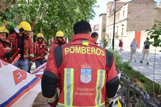 Bomberos de la Diputación se manifiestan en la Plaza Colón