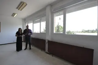 Marta Labrador y David Mingo en el centro escolar. 