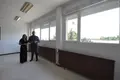 Marta Labrador y David Mingo en el centro escolar.