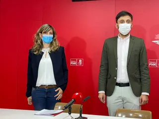 El senador del PSOE en Salamanca, Fran Díaz junto a la secretaria provincial de Educación en la dirección de los socialistas salmantinos, Cristina López
