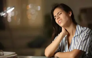 Archivo - Mujer estresada con dolor de cuello. - PHEELINGS MEDIA/ISTOCK - Archivo