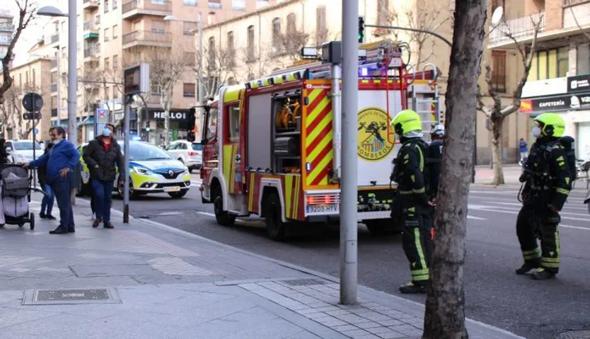 Bomberos y Policía Local en avenida de Mirat (6)