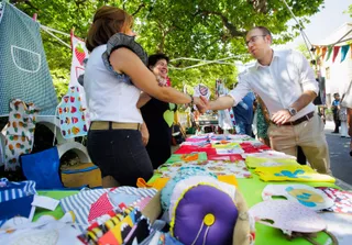 Marcos Iglesias, alcalde de Ciudad Rodrigo, en unos puestos comerciales en el Martes Chico DE 2022. FOTO Vicente ICAL