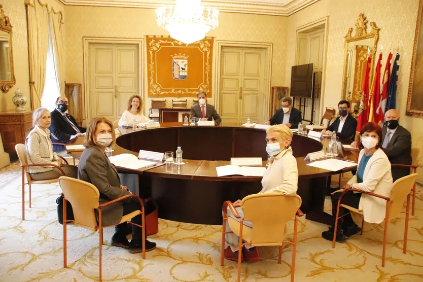 Carbayo, preside la reunión del Jurado de Honores y Distinciones para valorar la concesión del título de Hijo Adoptivo de la ciudad a Manuel Muiños