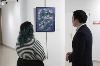 El concejal de Juventud, Pedro Martínez, inaugura la exposición ‘Entrañas’