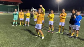 Slavy coge el megáfono ante la afición en Gernika | FOTO UNIONISTAS CF